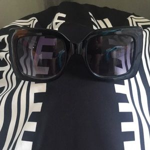 Black oversized sunglasses